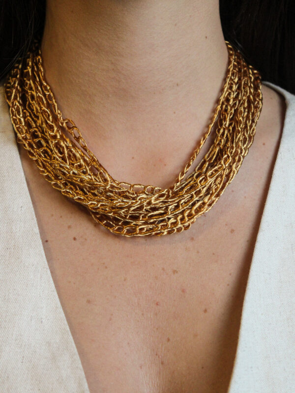 COLLAR CORTO MOSTAZA