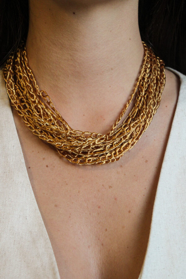 COLLAR CORTO MOSTAZA