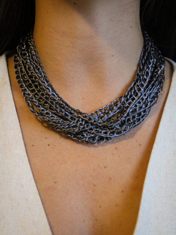 COLLAR CORTO GRIS