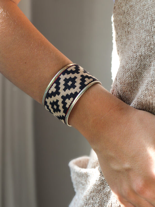 BRAZALETE ANCHO NEGRO (01)