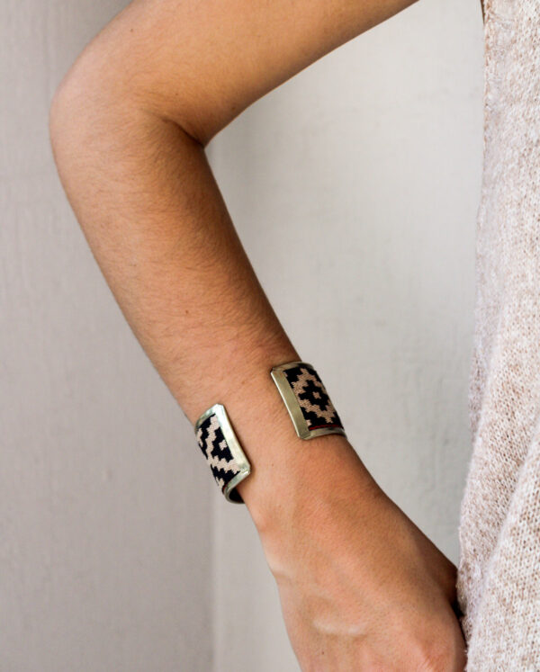 BRAZALETE ANCHO NEGRO (01)