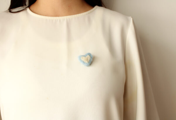 ESCARAPELA FIELTRO CORAZON