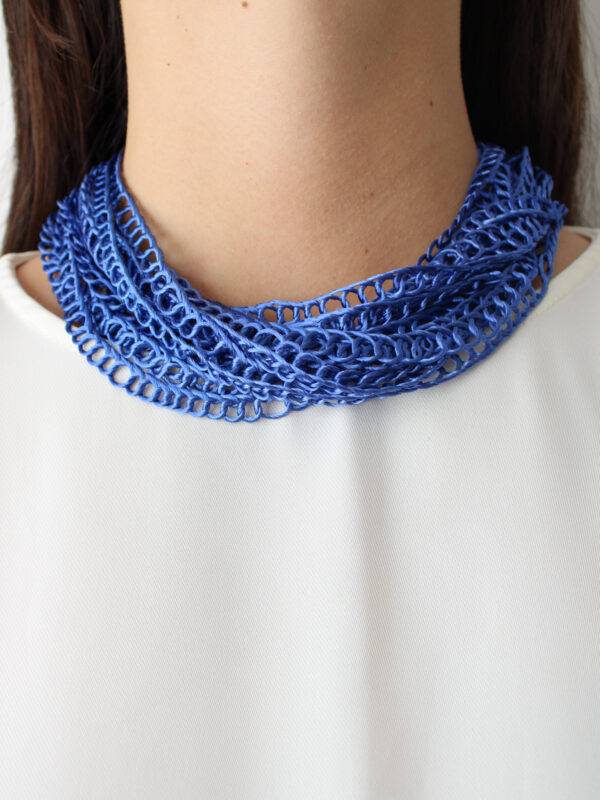 COLLAR CORTO AZUL