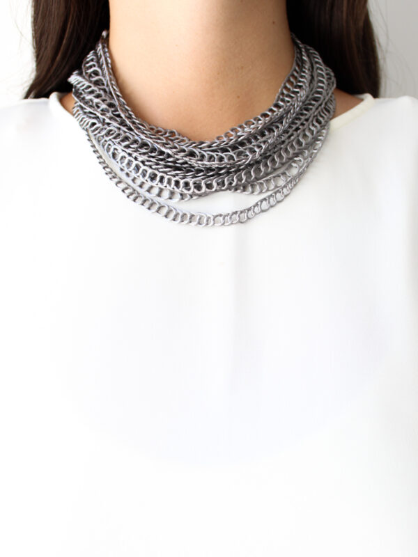 COLLAR CORTO GRIS CLARO