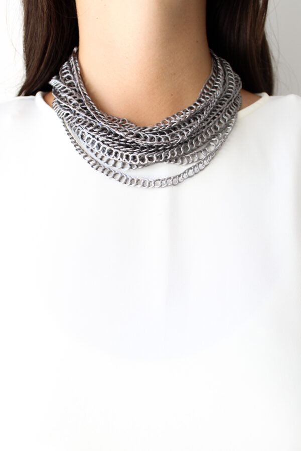 COLLAR CORTO GRIS CLARO