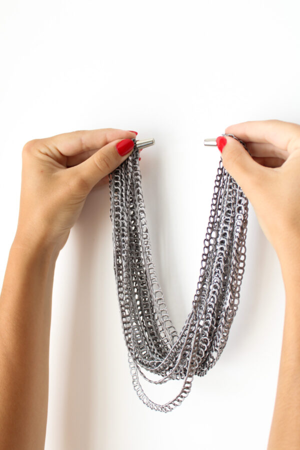 COLLAR CORTO GRIS CLARO