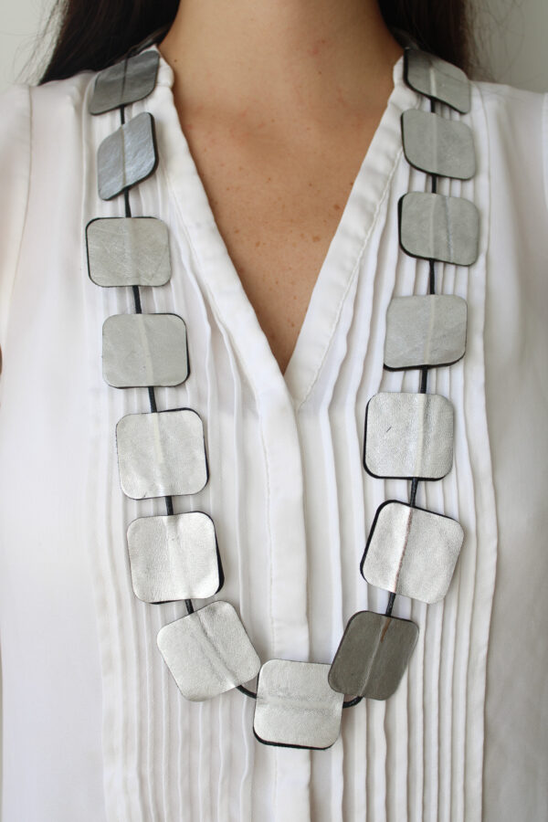 COLLAR CUERO CUADRADOS