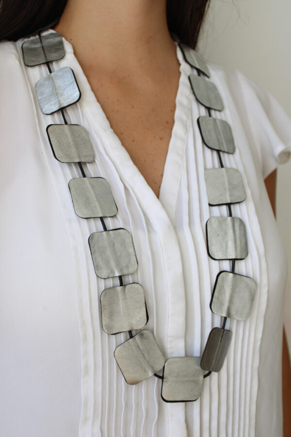 COLLAR CUERO CUADRADOS